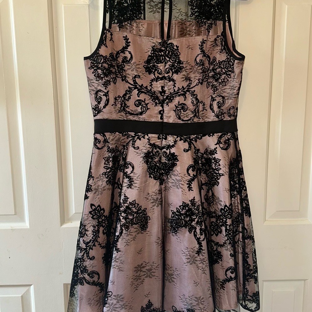Elegant Black and Pink Dress - Picture 2 of 3